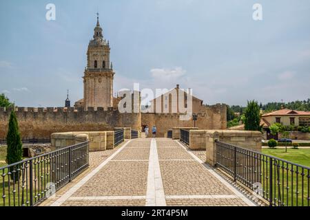 Pont sur la rivière ucero, mur du 15e siècle et tour de la cathédrale notre-Dame de l'Assomption à El Burgo de Osma-Ciudad de Osma, Soria, Espagne Banque D'Images