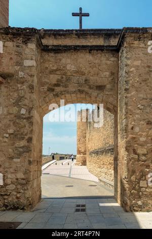 La porte San Miguel est la seule du mur d'Osma qui reste debout, et est accessible depuis le Vieux Pont. La ville d'Osma, ville d'Osma, Soria Banque D'Images