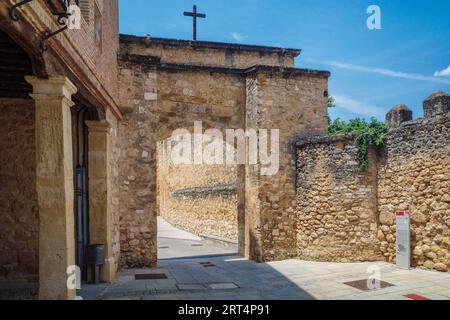 La porte San Miguel est la seule du mur d'Osma qui reste debout, et est accessible depuis le Vieux Pont. La ville d'Osma, ville d'Osma, Soria Banque D'Images