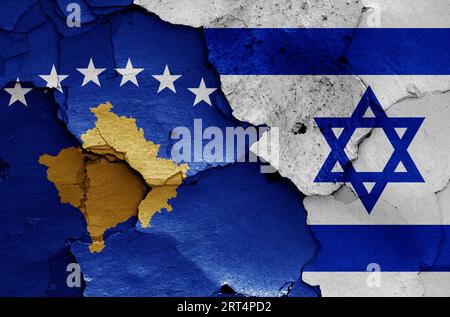 Drapeaux du Kosovo et d'Israël peints sur un mur fissuré Banque D'Images