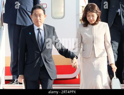 Tokyo, Japon. 11 septembre 2023. Le Premier ministre japonais Fumio Kishida (à gauche) accompagné de son épouse Yuko (à droite) arrive à l’aéroport international de Tokyo à son retour d’Inde après avoir assisté au sommet du G20 le lundi 11 septembre 2023. Kishida s'attend à remanier les membres de son cabinet le 13 septembre. (Photo de Yoshio Tsunoda/AFLO) Banque D'Images