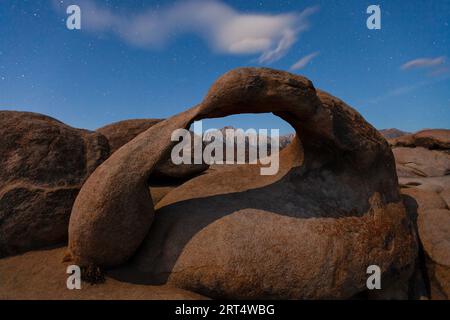 Mobius Arch et étoiles sous la lumière de la lune, Alabama Hills, Sierra Nevada Mountains, Californie Banque D'Images