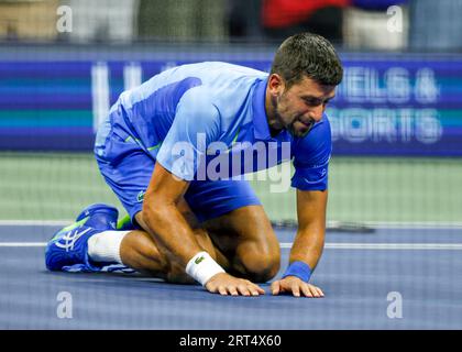 New York, États-Unis, 10 septembre 2023. Le joueur de tennis serbe Novak Djokovic célèbre sa victoire au MenÕs US Open 2023 au Centre national de tennis Billie Jean King le dimanche 10 septembre 2023. © Juergen Hasenkopf / Alamy Live News Banque D'Images