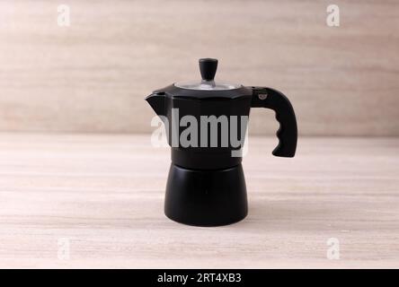 Noir Moka Pot sur table en bois brun, isolé Banque D'Images