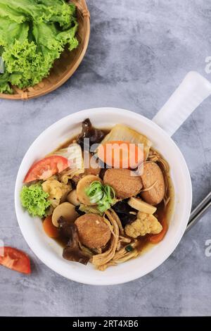 Tofu sapo, sauté chinoise avec divers tofu végétal et soyeux. Vue de dessus Banque D'Images