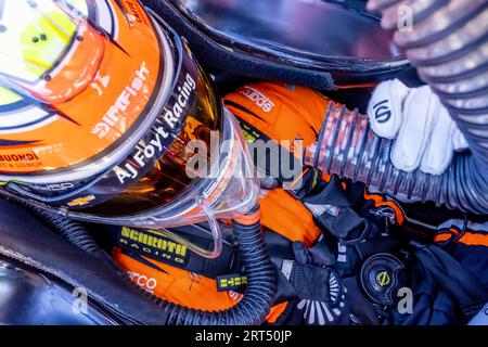 Monterey, Californie, États-Unis. 8 septembre 2023. BENJAMIN PEDERSEN (R) (55), pilote de L'INDYCAR Series, de Copenhague, Danemark, s'attache dans sa voiture pour le Grand Prix Firestone de Monterey au WeatherTech Raceway Laguna Seca à Monterey, CA. (Image de crédit : © Walter G Arce SR Grindstone Medi/ASP) USAGE ÉDITORIAL SEULEMENT! Non destiné à UN USAGE commercial ! Banque D'Images