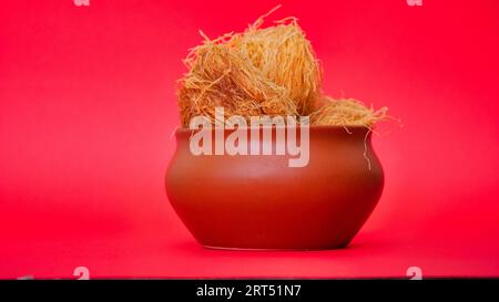 Le plat sucré croquant indien Rajasthani appelé Ghevar ou Ghewar est fait avec de la farine raffinée, du sucre et du ghee. Généralement préparé dans la saison des fêtes de Banque D'Images