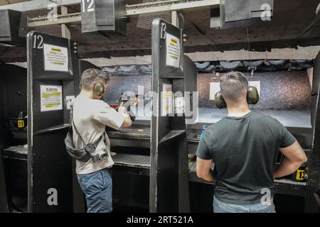 Los Angeles, États-Unis. 09 septembre 2023. Les gens s'entraînent à tirer à l'intérieur de la salle de tir. Même si de nombreuses voix s'opposent à la violence armée, posséder une arme est toujours légal pour chaque américain aux États-Unis. Tous les jours, beaucoup de gens viennent et font des entraînements d'armes à feu au Los Angeles Gun Club situé à Los Angeles, en Californie. Ce club d'armes à feu est ouvert au public, y compris les personnes qui voyagent aux États-Unis à partir d'autres pays. En outre, ce club vend différents types d'armes aux résidents californiens éligibles. Crédit : SOPA Images Limited/Alamy Live News Banque D'Images