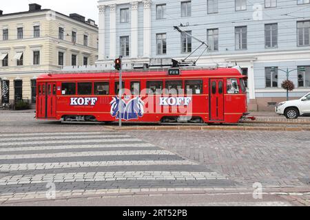 Helsinki, Finlande - 5 septembre 2023 : vue du pub mobile Sparakoff, un tramway converti, sur la place du marché. Banque D'Images