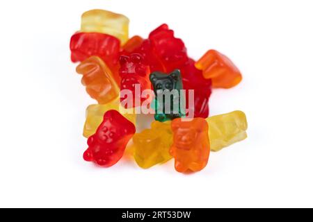 pile de bonbons colorés d'ours de gelée sur fond blanc Banque D'Images