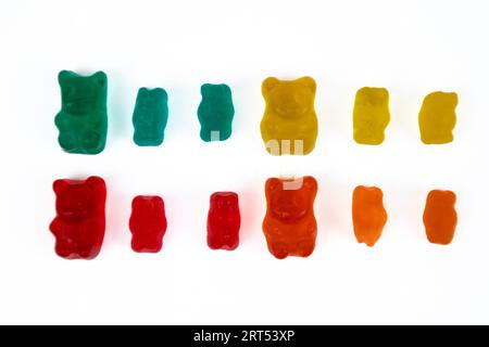 pile de bonbons colorés d'ours de gelée sur fond blanc Banque D'Images