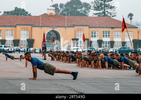 San Diego, Californie, États-Unis. 31 août 2023. Les nouveaux Marines américains avec kilo Company, 3rd Recruit Training Battalion, effectuent des exercices d'échauffement avant une course de motivation au Marine corps Recruit Depot (MCRD) San Diego, le 31 août 2023. La course motivationnelle est le dernier exercice d'entraînement physique que les Marines effectuent au MCRD. Crédit : U.S. Marines/ZUMA Press Wire/ZUMAPRESS.com/Alamy Live News Banque D'Images