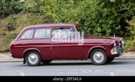 Milton Keynes, UK-10 septembre 2023 : 1965 Estatecar Ford Anglia marron voyageant sur une route anglaise. Banque D'Images