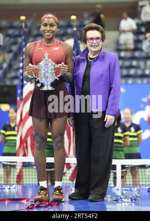 Flushing, Queens, NY, États-Unis. 9 septembre 2023. Coco Gauff (USA) célèbre sa victoire contre Aryna Sabalenka (BLR) 2-6, 6-3, 6-2, lors de la finale féminine de l'US Open disputée au Billie Jean King National tennis Center à Flushing, Queens, NY. © Grace Schultz/CSM/Alamy Live News Banque D'Images