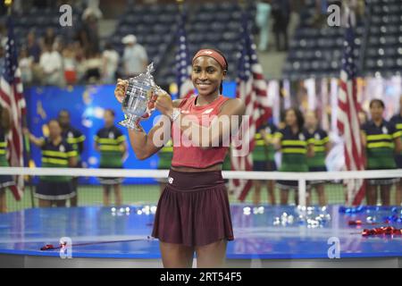 Flushing, Queens, NY, États-Unis. 9 septembre 2023. Coco Gauff (USA) célèbre sa victoire contre Aryna Sabalenka (BLR) 2-6, 6-3, 6-2, lors de la finale féminine de l'US Open disputée au Billie Jean King National tennis Center à Flushing, Queens, NY. © Grace Schultz/CSM/Alamy Live News Banque D'Images