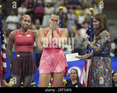 Flushing, Queens, NY, États-Unis. 9 septembre 2023. Coco Gauff (USA) célèbre sa victoire contre Aryna Sabalenka (BLR) 2-6, 6-3, 6-2, lors de la finale féminine de l'US Open disputée au Billie Jean King National tennis Center à Flushing, Queens, NY. © Grace Schultz/CSM/Alamy Live News Banque D'Images