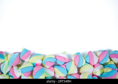 bonbons de guimauve sur fond blanc, vue de dessus Banque D'Images