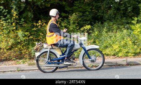 Milton Keynes, UK-10 septembre 2023 : 1965 NSU moto voyageant sur une route anglaise. Banque D'Images