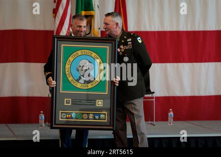 Camp Murray, Washington, États-Unis. 9 septembre 2023. Adjudant-chef de l'armée américaine 5 Tim Gorden, adjudant-chef de commandement de la Garde nationale de Washington, célèbre plus de 40 ans de service avec une cérémonie de retraite au Pierce County Readiness Center sur Camp Murray, Washington, le 9 septembre 2023. Gordon rejoint la garde nationale de l'armée de Washington en 1989 après 5 ans de service actif en tant qu'officier commissioned stationné à fort Lewis. (Image de crédit : © Adeline Witherspoon/U.S. Army/ZUMA Press Wire) À USAGE ÉDITORIAL UNIQUEMENT ! Non destiné à UN USAGE commercial ! Banque D'Images