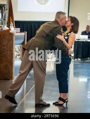 Camp Murray, Washington, États-Unis. 9 septembre 2023. Adjudant-chef de l'armée américaine 5 Tim Gorden, adjudant-chef sortant du Commandement de la Garde nationale de Washington, embrasse sa femme après sa cérémonie de retraite au Pierce County Readiness Center sur Camp Murray, Washington, le 9 septembre 2023. Gorden a remis à sa famille des prix en reconnaissance de leur soutien et de leur sacrifice au cours de ses quarante années de service. (Photo de la Garde nationale de l'armée américaine par le SPC Ryan Dunn) À USAGE ÉDITORIAL SEULEMENT! Non destiné à UN USAGE commercial ! Banque D'Images