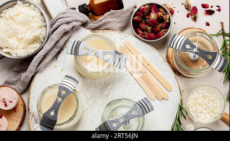 Idéal pour les bougies de cire de soja écologiques maison sur fond blanc. Fabrication de bougies maison. Vue de dessus Banque D'Images