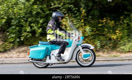 Milton Keynes, UK-10 septembre 2023 : 1964 bleu Ariel moto voyageant sur une route anglaise. Banque D'Images