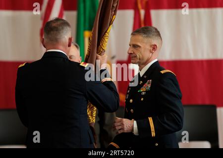 Camp Murray, Washington, États-Unis. 9 septembre 2023. Adjudant-chef de l'armée américaine 5 Marc T. Brackett a assumé la responsabilité d'Adjudant-chef du Commandement de l'État de Washington de l'Adjudant-chef 5 Tim Gorden lors d'une cérémonie de changement de responsabilité au Camp Murray, Washington, le 9 septembre 2023. Gordon, qui a pris ses fonctions en 2011, prendra sa retraite après plus de 40 ans de service. (Image de crédit : © Adeline Witherspoon/U.S. Army/ZUMA Press Wire) À USAGE ÉDITORIAL UNIQUEMENT ! Non destiné à UN USAGE commercial ! Banque D'Images