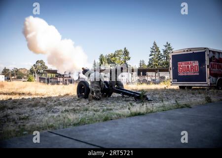 Camp Murray, Washington, États-Unis. 9 septembre 2023. Salut au pistolet. Adjudant-chef de l'armée américaine 5 Tim Gorden, adjudant-chef de commandement de la Garde nationale de Washington, célèbre plus de 40 ans de service avec une cérémonie de retraite au Pierce County Readiness Center sur Camp Murray, Washington, le 9 septembre 2023. Gordon rejoint la garde nationale de l'armée de Washington en 1989 après 5 ans de service actif en tant qu'officier commissioned stationné à fort Lewis. (Image de crédit : © Adeline Witherspoon/U.S. Army/ZUMA Press Wire) À USAGE ÉDITORIAL UNIQUEMENT ! Non destiné à UN USAGE commercial ! Banque D'Images