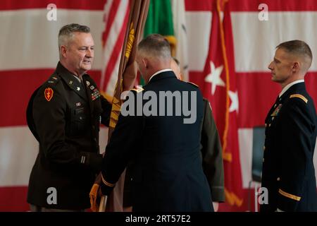 Camp Murray, Washington, États-Unis. 9 septembre 2023. Adjudant-chef de l'armée américaine 5 Marc T. Brackett a assumé la responsabilité d'Adjudant-chef du Commandement de l'État de Washington de l'Adjudant-chef 5 Tim Gorden lors d'une cérémonie de changement de responsabilité au Camp Murray, Washington, le 9 septembre 2023. Gordon, qui a pris ses fonctions en 2011, prendra sa retraite après plus de 40 ans de service. (Image de crédit : © Adeline Witherspoon/U.S. Army/ZUMA Press Wire) À USAGE ÉDITORIAL UNIQUEMENT ! Non destiné à UN USAGE commercial ! Banque D'Images