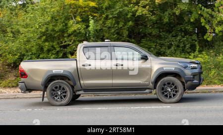 Milton Keynes, UK-10 septembre 2023 : camion Toyota Hilux bronze de 2022 voyageant sur une route anglaise. Banque D'Images