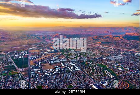 Paysage aérien de coucher de soleil de banlieue de Phoenix, Arizona Banque D'Images