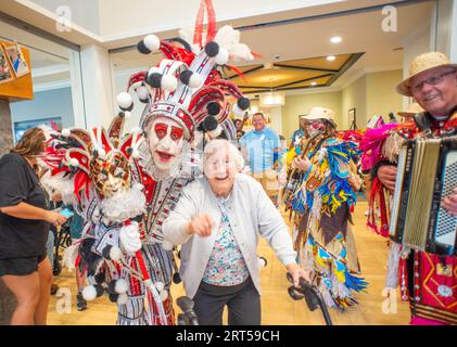 Mt. Laurel, États-Unis. 10 septembre 2023. Jacky Bam Bam Bam de la WMMR et les membres de la Uptown String Band du comté de Bucks se produisent dans leur tenue Mummers complète pour un groupe de personnes âgées dans le cadre de la célébration de la fête de leurs grands-parents le dimanche 10 septembre 2023 à Arbor Terrace à Mt. Laurel, New Jersey. ( Crédit : William Thomas Cain/Alamy Live News Banque D'Images