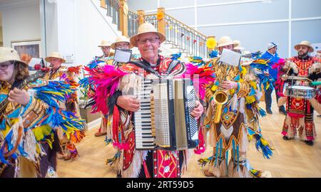 Mt. Laurel, États-Unis. 10 septembre 2023. Jacky Bam Bam Bam de la WMMR et les membres de la Uptown String Band du comté de Bucks se produisent dans leur tenue Mummers complète pour un groupe de personnes âgées dans le cadre de la célébration de la fête de leurs grands-parents le dimanche 10 septembre 2023 à Arbor Terrace à Mt. Laurel, New Jersey. ( Crédit : William Thomas Cain/Alamy Live News Banque D'Images