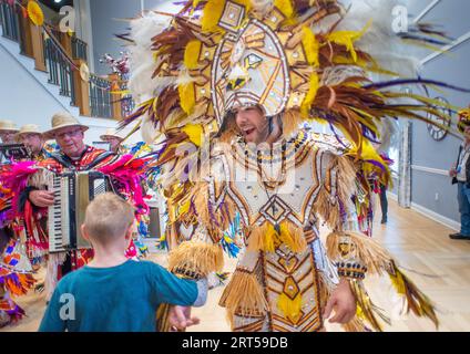 Mt. Laurel, États-Unis. 10 septembre 2023. Kade Radcliffe de Uptown String Band du comté de Bucks se produit en costume Mummers complet pour un groupe de personnes âgées dans le cadre de la célébration de la fête de leurs grands-parents le dimanche 10 septembre 2023 à Arbor Terrace à Mt. Laurel, New Jersey. ( Crédit : William Thomas Cain/Alamy Live News Banque D'Images