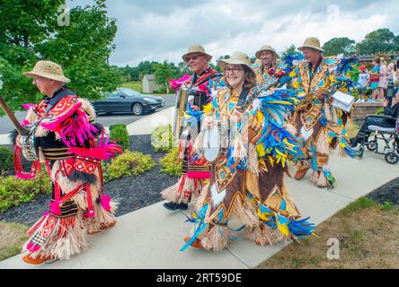 Mt. Laurel, États-Unis. 10 septembre 2023. Les membres du Uptown String Band du comté de Bucks se produisent dans leur costume Mummers complet pour un groupe de personnes âgées dans le cadre de la célébration de la fête de leurs grands-parents le dimanche 10 septembre 2023 à Arbor Terrace à Mt. Laurel, New Jersey. ( Crédit : William Thomas Cain/Alamy Live News Banque D'Images