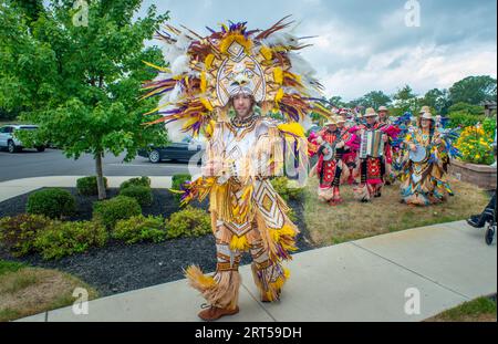 Mt. Laurel, États-Unis. 10 septembre 2023. Kade Radcliffe de Uptown String Band du comté de Bucks se produit en costume Mummers complet pour un groupe de personnes âgées dans le cadre de la célébration de la fête de leurs grands-parents le dimanche 10 septembre 2023 à Arbor Terrace à Mt. Laurel, New Jersey. ( Crédit : William Thomas Cain/Alamy Live News Banque D'Images