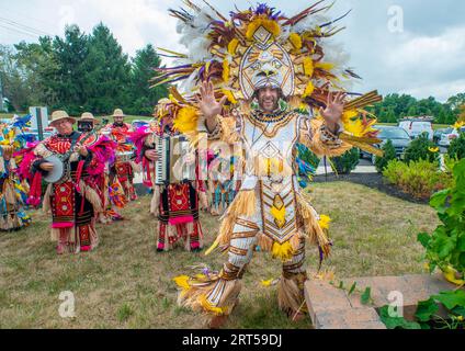 Mt. Laurel, États-Unis. 10 septembre 2023. Kade Radcliffe de Uptown String Band du comté de Bucks se produit en costume Mummers complet pour un groupe de personnes âgées dans le cadre de la célébration de la fête de leurs grands-parents le dimanche 10 septembre 2023 à Arbor Terrace à Mt. Laurel, New Jersey. ( Crédit : William Thomas Cain/Alamy Live News Banque D'Images