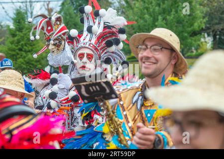 Mt. Laurel, États-Unis. 10 septembre 2023. Jacky Bam Bam Bam de la WMMR et les membres de la Uptown String Band du comté de Bucks se produisent dans leur tenue Mummers complète pour un groupe de personnes âgées dans le cadre de la célébration de la fête de leurs grands-parents le dimanche 10 septembre 2023 à Arbor Terrace à Mt. Laurel, New Jersey. ( Crédit : William Thomas Cain/Alamy Live News Banque D'Images