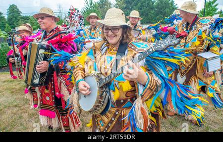 Mt. Laurel, États-Unis. 10 septembre 2023. Les membres du Uptown String Band du comté de Bucks se produisent dans leur costume Mummers complet pour un groupe de personnes âgées dans le cadre de la célébration de la fête de leurs grands-parents le dimanche 10 septembre 2023 à Arbor Terrace à Mt. Laurel, New Jersey. ( Crédit : William Thomas Cain/Alamy Live News Banque D'Images