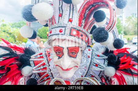 Mt. Laurel, États-Unis. 10 septembre 2023. Jacky Bam Bam Bam de la WMMR et les membres de la Uptown String Band du comté de Bucks se produisent dans leur tenue Mummers complète pour un groupe de personnes âgées dans le cadre de la célébration de la fête de leurs grands-parents le dimanche 10 septembre 2023 à Arbor Terrace à Mt. Laurel, New Jersey. ( Crédit : William Thomas Cain/Alamy Live News Banque D'Images