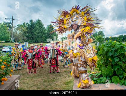 Mt. Laurel, États-Unis. 10 septembre 2023. Kade Radcliffe de Uptown String Band du comté de Bucks se produit en costume Mummers complet pour un groupe de personnes âgées dans le cadre de la célébration de la fête de leurs grands-parents le dimanche 10 septembre 2023 à Arbor Terrace à Mt. Laurel, New Jersey. ( Crédit : William Thomas Cain/Alamy Live News Banque D'Images