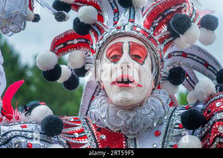 Mt. Laurel, États-Unis. 10 septembre 2023. Jacky Bam Bam Bam de la WMMR et les membres de la Uptown String Band du comté de Bucks se produisent dans leur tenue Mummers complète pour un groupe de personnes âgées dans le cadre de la célébration de la fête de leurs grands-parents le dimanche 10 septembre 2023 à Arbor Terrace à Mt. Laurel, New Jersey. ( Crédit : William Thomas Cain/Alamy Live News Banque D'Images