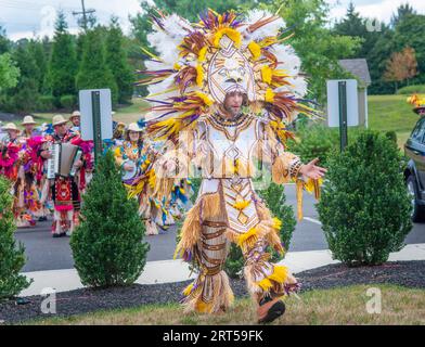 Mt. Laurel, États-Unis. 10 septembre 2023. Kade Radcliffe de Uptown String Band du comté de Bucks se produit en costume Mummers complet pour un groupe de personnes âgées dans le cadre de la célébration de la fête de leurs grands-parents le dimanche 10 septembre 2023 à Arbor Terrace à Mt. Laurel, New Jersey. ( Crédit : William Thomas Cain/Alamy Live News Banque D'Images