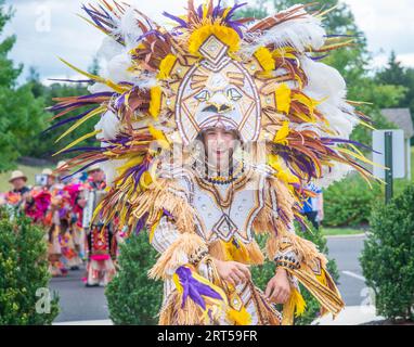 Mt. Laurel, États-Unis. 10 septembre 2023. Kade Radcliffe de Uptown String Band du comté de Bucks se produit en costume Mummers complet pour un groupe de personnes âgées dans le cadre de la célébration de la fête de leurs grands-parents le dimanche 10 septembre 2023 à Arbor Terrace à Mt. Laurel, New Jersey. ( Crédit : William Thomas Cain/Alamy Live News Banque D'Images