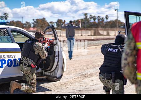 Le 11 avril 2023, Ventura, Californie, États-Unis : les membres de la base navale de Ventura County (NBVC) civil et militaire Force protection participent à une formation active tout en effectuant une évaluation annuelle et des évaluations de préparation à l'échelle de la région. Le NBVC a reçu le prix d'excellence opérationnelle et de formation du commandant, installation du Commandement des installations navales (CNIC) en 2022 pour une installation de grande envergure commandée par le capitaine Robert Barr Kimnach III NBVC est une installation navale stratégiquement située composée de trois installations opérationnelles : point Mugu, Port Hueneme et l'île San Nicolas. NBVC est la maison du Pacific Seabee Banque D'Images