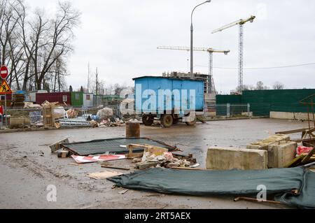 Petites maisons temporaires de constructeurs à partir de conteneurs sur un site de construction industrielle. Ville de construction modulaire en bloc avec maisons de change pour les travailleurs. Banque D'Images