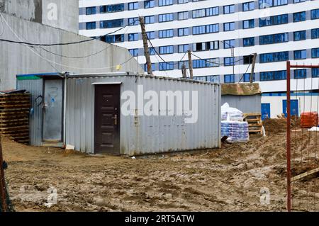 Petites maisons temporaires de constructeurs à partir de conteneurs sur un site de construction industrielle. Ville de construction modulaire en bloc avec maisons de change pour les travailleurs. Banque D'Images