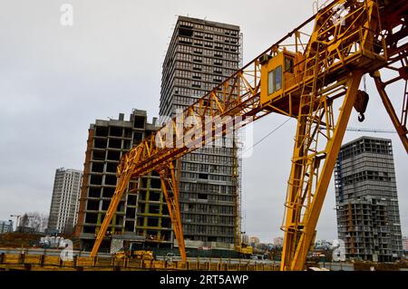 Structure de charge en fer métallique jaune lourd fixe industrielle puissante grue de type pont sur des supports pour le levage de cargaison sur un m Banque D'Images