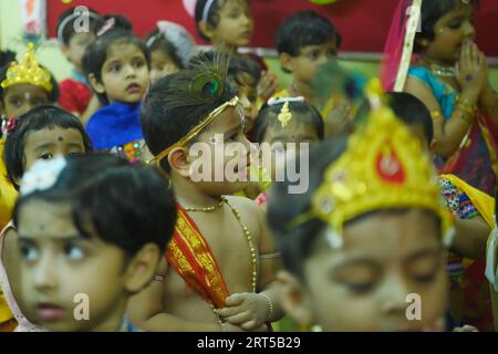 Les élèves de la maternelle « My Chota » se déguisent en divinité hindoue « Krishna », à la veille du Festival Krishna Janmashtami à Agartala. Tripura. Inde. Banque D'Images