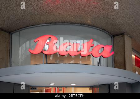 Milan , Italie - 08 29 2023 : bata signe texte façade boutique et logo magasin de marque sur l'entrée boutique vêtements de mode dans la rue principale Banque D'Images